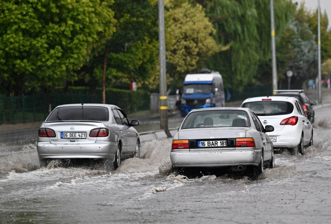 Ankara’da sağanak yaşamı felç etti! Alt geçit ve caddeler sular altında kaldı - Resim: 20